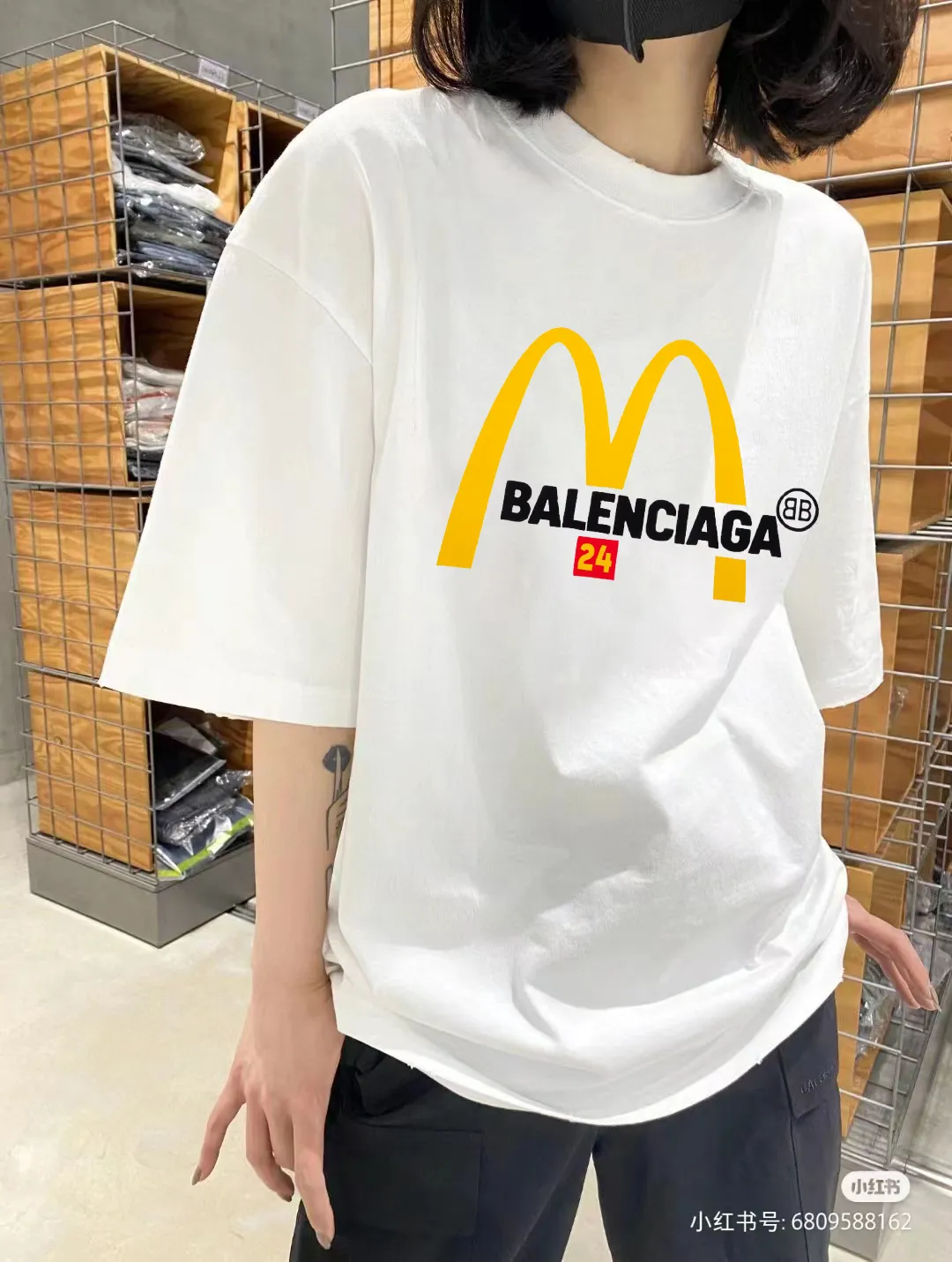 P80✨🔥 BALENCIAGA Paris co-branded Mc Donald's flocked letter printed short-sleeved T-shirt. Custom-woven and dyed 280g combed cotton heavyweight fabric. Zero color difference in threads. Perfect details. Different from the current version on the market. Welcome to compare. Same Style for men and women. Must-sell model in the picture above. Color: White Black Size: 1 2 3 4
